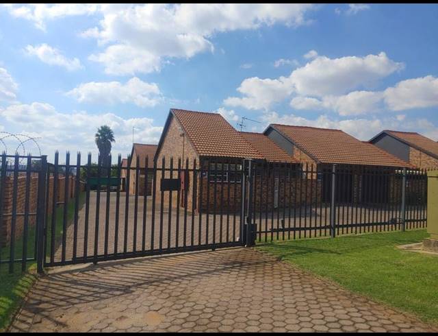 2 BEDROOM TOWNHOUSE FOR SALE IN WILRO PARK